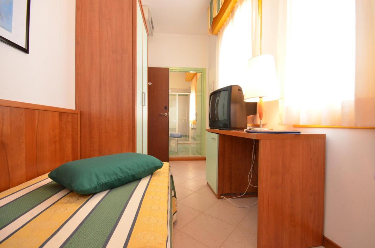 Hotel Luna Бібіоне Екстер'єр фото