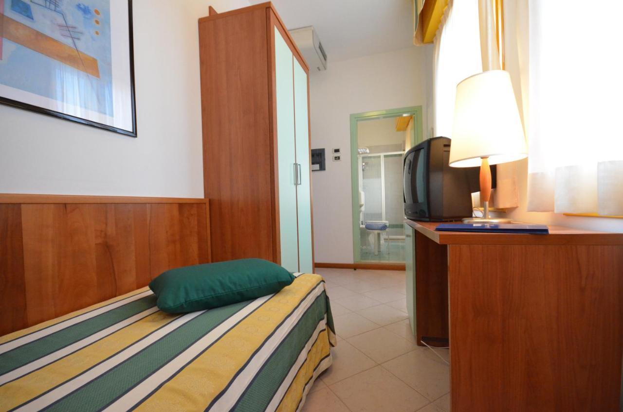 Hotel Luna Бібіоне Екстер'єр фото